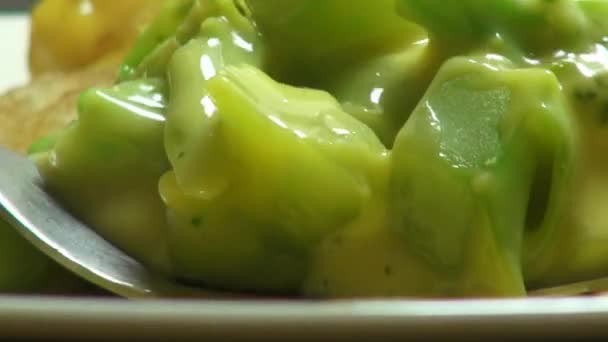 Brócoli con salsa de queso, verduras — Vídeo de stock