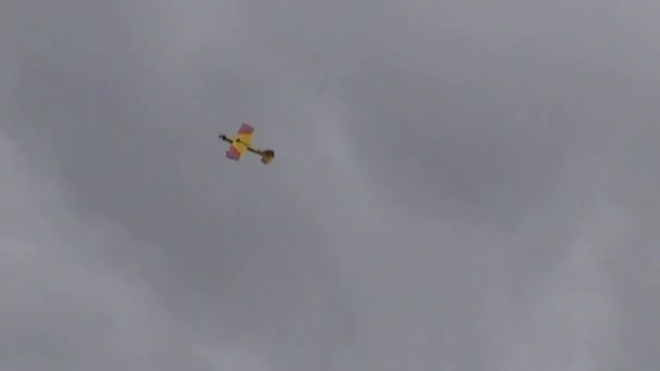 RC самолет, пульт дистанционного управления, игрушки, самолеты — стоковое видео