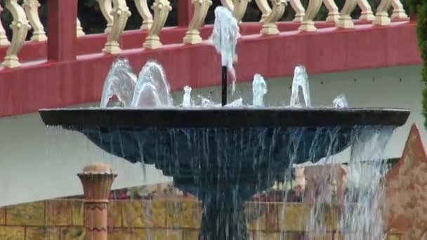Vatten fontän, källvatten, skulptur — Stockvideo
