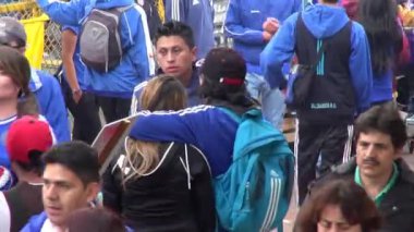 14 Mart 2014 - Bogota, Kolombiya - Stadyum Girişinde Futbol taraftarları