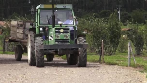 Trekker, landbouwmachines — Stockvideo