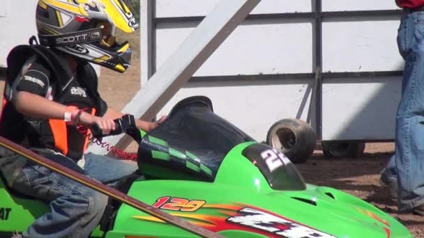 Competição Snowmobile infantil, Drag Race — Vídeo de Stock