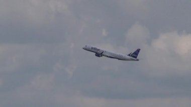 Öğleden sonra gökyüzü üzerinde 27 Temmuz 2013 - Orlando, Florida - uçak