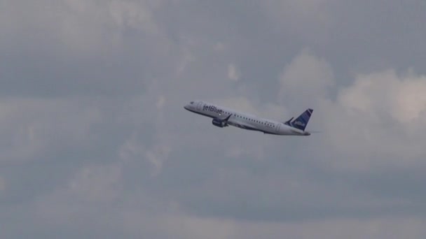 July 27 2013 - Orlando, Florida - Airplane on Afternoon Skies — Stock Video
