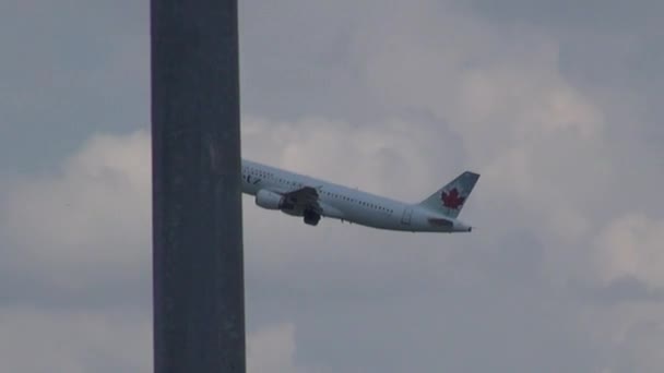 27 juli 2013 - Orlando, Florida - vliegtuig snel aan hoogte wint — Stockvideo
