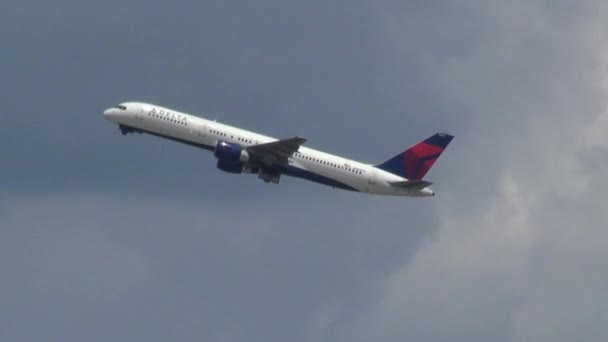 27 de julio de 2013 - Orlando, Florida - Avión despegando — Vídeos de Stock