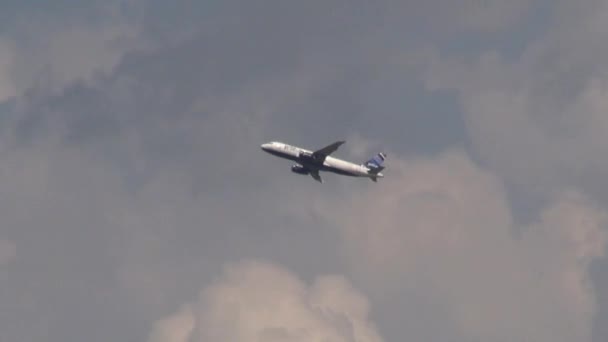 Αεροσκάφη, Αεριωθούμενα επιβατικά αεροπλάνα, αεροσκάφη, πτήση — Αρχείο Βίντεο