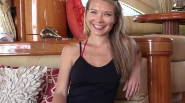 Koltukta oturan elbise giyen kadın