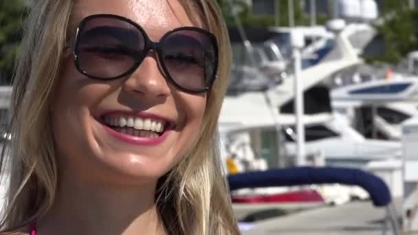 Lachende vrouw in Marina — Stockvideo