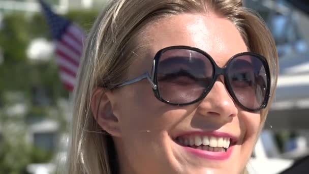 Женщина улыбается американским флагом — стоковое видео