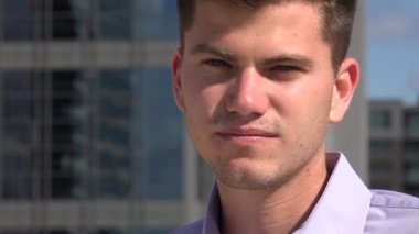 Genç adam güneşli günde yanıp sönen