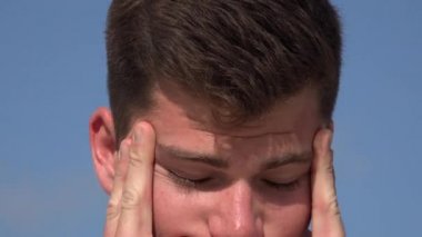 Stres yaşayan genç adam