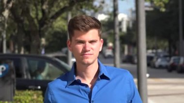 Banliyöde yürüyen genç adam