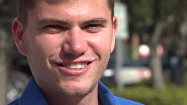 Jeune homme sur Suburban Street — Video