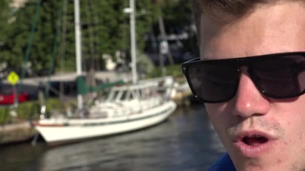 Uomo Posa Con Yacht — Video Stock