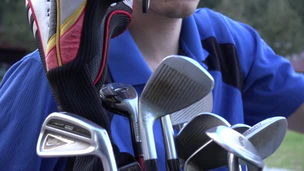 Гольф, сумка для гольфа — стоковое видео