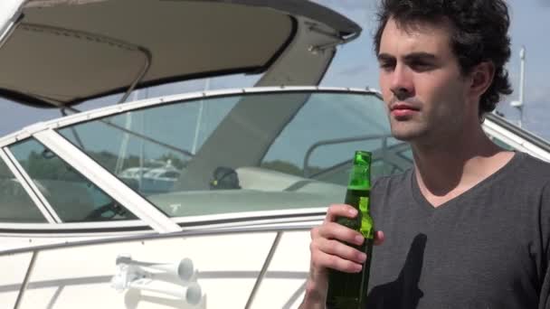 Bier trinken in der Nähe von Boot — Stockvideo