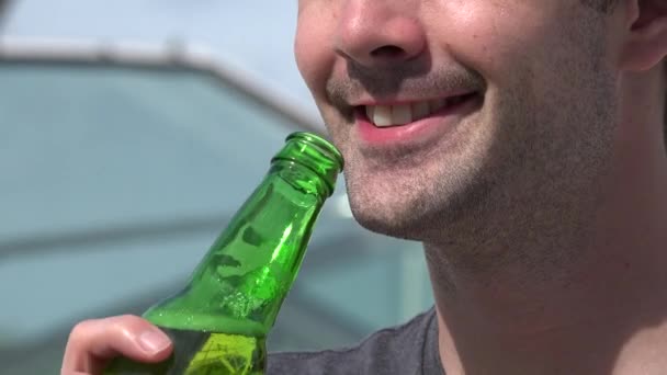 Mann, Mann, Bier, Alkohol — Stockvideo