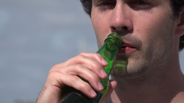 Man, man, bier, alcohol — Stockvideo