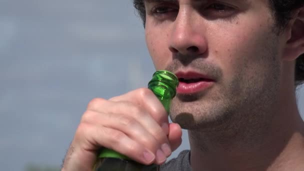 Man, manlig, öl, alkohol — Stockvideo