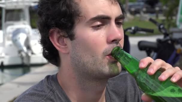 Ο άνθρωπος, αρσενικό, μπίρα, αλκοόλ — Αρχείο Βίντεο