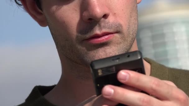 Человек с помощью мобильного телефона, сотового, мобильного телефона — стоковое видео