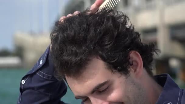 Hombre peinando cabello — Vídeos de Stock