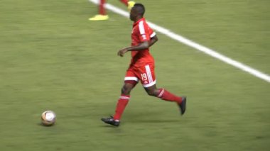 Afrika Futbol oyuncu tekmeler topu