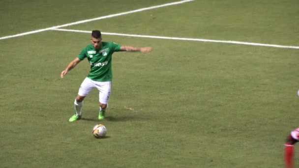 Patada de fútbol en cámara lenta — Vídeo de stock