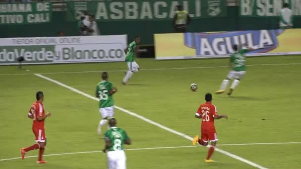 Joueurs de football passant le ballon — Video