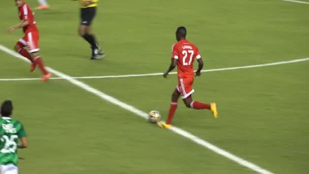 Jugadores de fútbol pasando pelota — Vídeo de stock