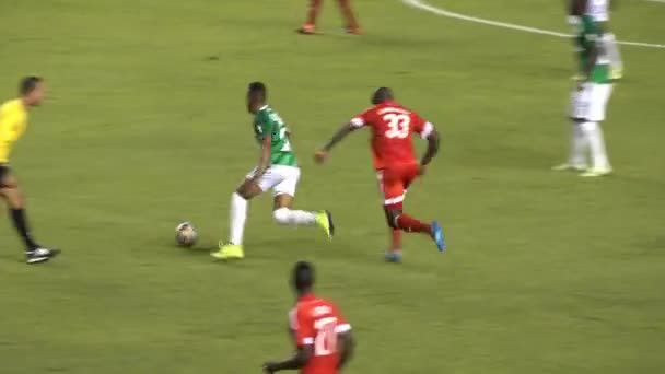 3 de marzo de 2015 - Cali, Colombia - Jugadores de fútbol jugando al fútbol — Vídeo de stock