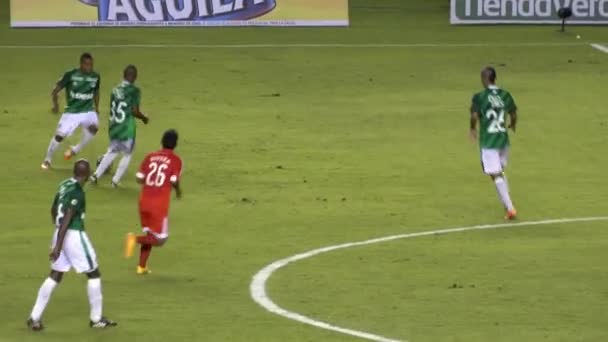 3 de marzo de 2015 - Cali, Colombia - Jugadores de fútbol jugando al fútbol — Vídeo de stock