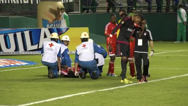 3 mars 2015 - Cali, Colombia - medicinska Team för skadade fotbollsspelare. — Stockvideo