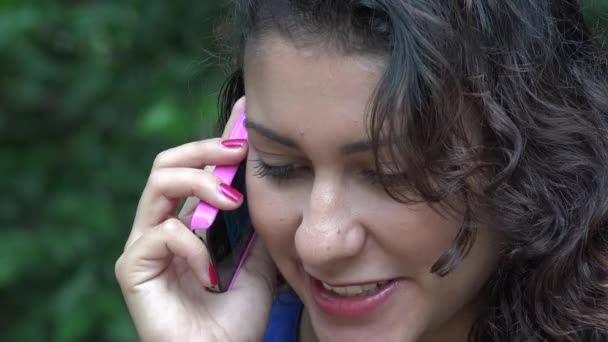 Жінка використовує мобільний телефон — стокове відео