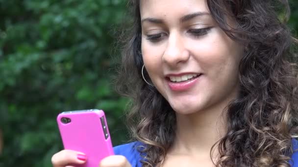 Mujer usando teléfono celular — Vídeos de Stock