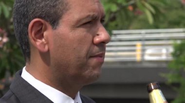 Depresif iş adamı, alkollü