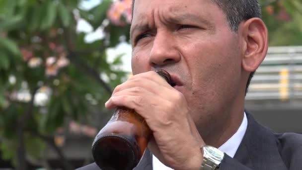 Man, man, bier, alcohol — Stockvideo