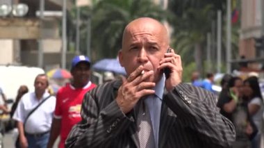 16 Mart 2015 - Cali, Kolombiya - iş dostum kullanarak cep telefonu