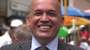 Açık havada konuşan işadamı