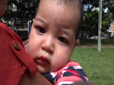 Kamera ile oynayan bebek