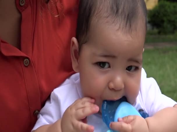 Baby mit Spielzeug, Babyspielzeug, Neugeborenes beim Spielen — Stockvideo