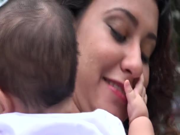 婴儿和母亲，单身妈妈，婴儿 — 图库视频影像