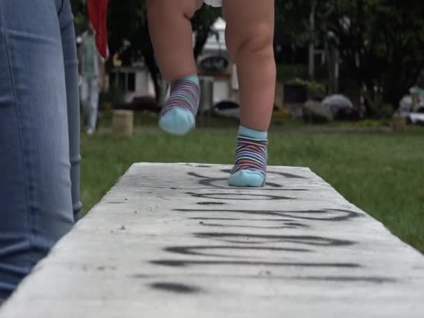 Дитини ходити, перші кроки — стокове відео