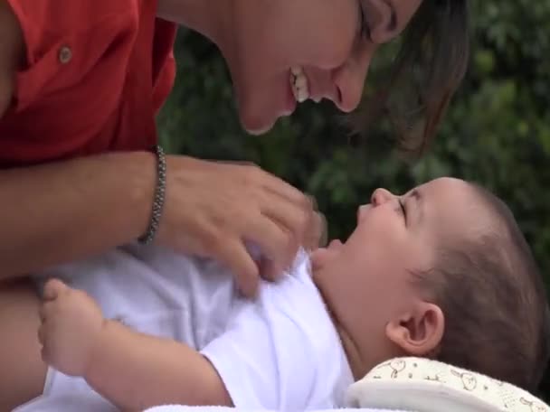 Ευτυχισμένο μωρό, χαμογελώντας βρέφος, γελώντας νεογέννητο — Αρχείο Βίντεο