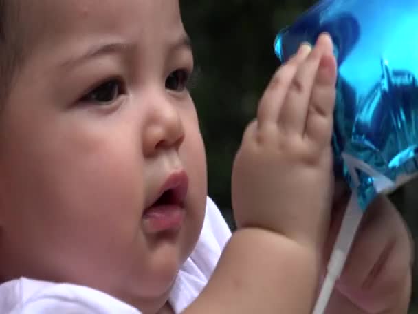 Младенец с бинтами, детские игрушки, новорожденные — стоковое видео