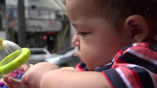 Bebê com brinquedos, brinquedos infantis, brincar recém-nascido — Vídeo de Stock