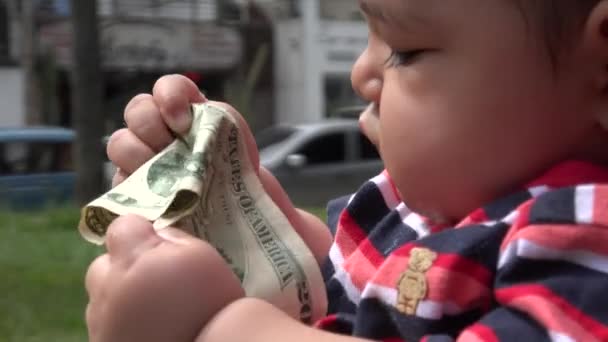 Baby im Besitz von Geld — Stockvideo