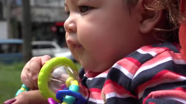 Baby mit Spielzeug, Babyspielzeug, Neugeborenes beim Spielen — Stockvideo