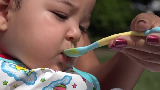 Дитина їсть, дитячого харчування, немовлят — стокове відео